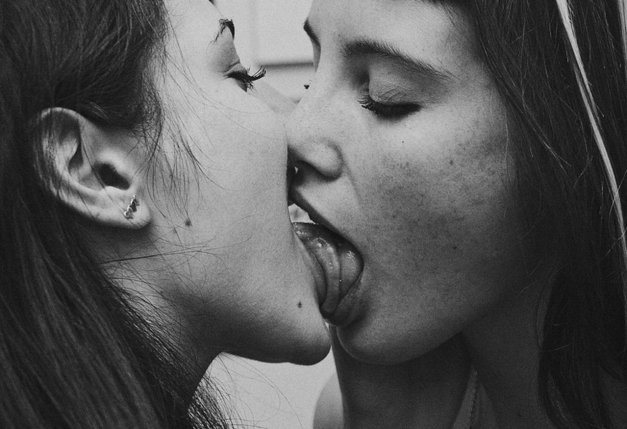 Худощавая негритянка с подружкой страстно целуются перед камерой и ласкают пенис приятеля