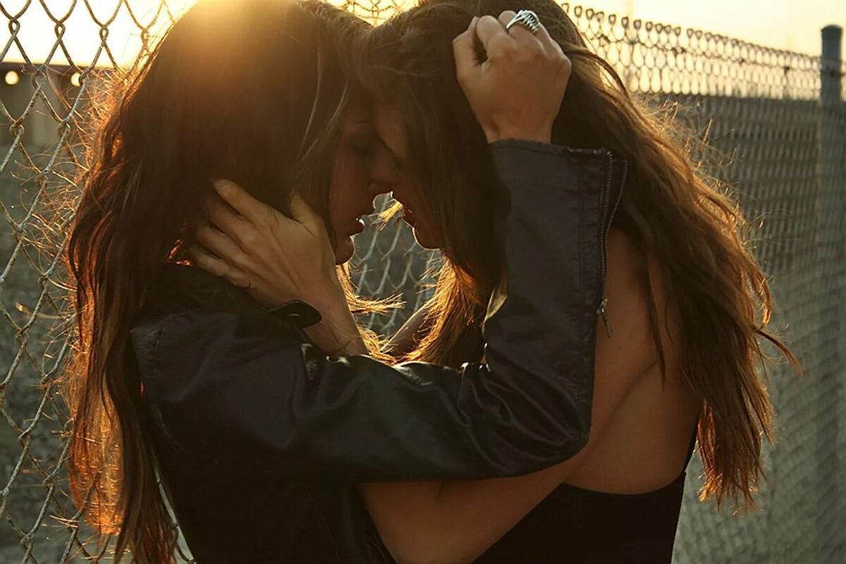 Худощавая негритянка с подружкой страстно целуются перед камерой и ласкают пенис приятеля