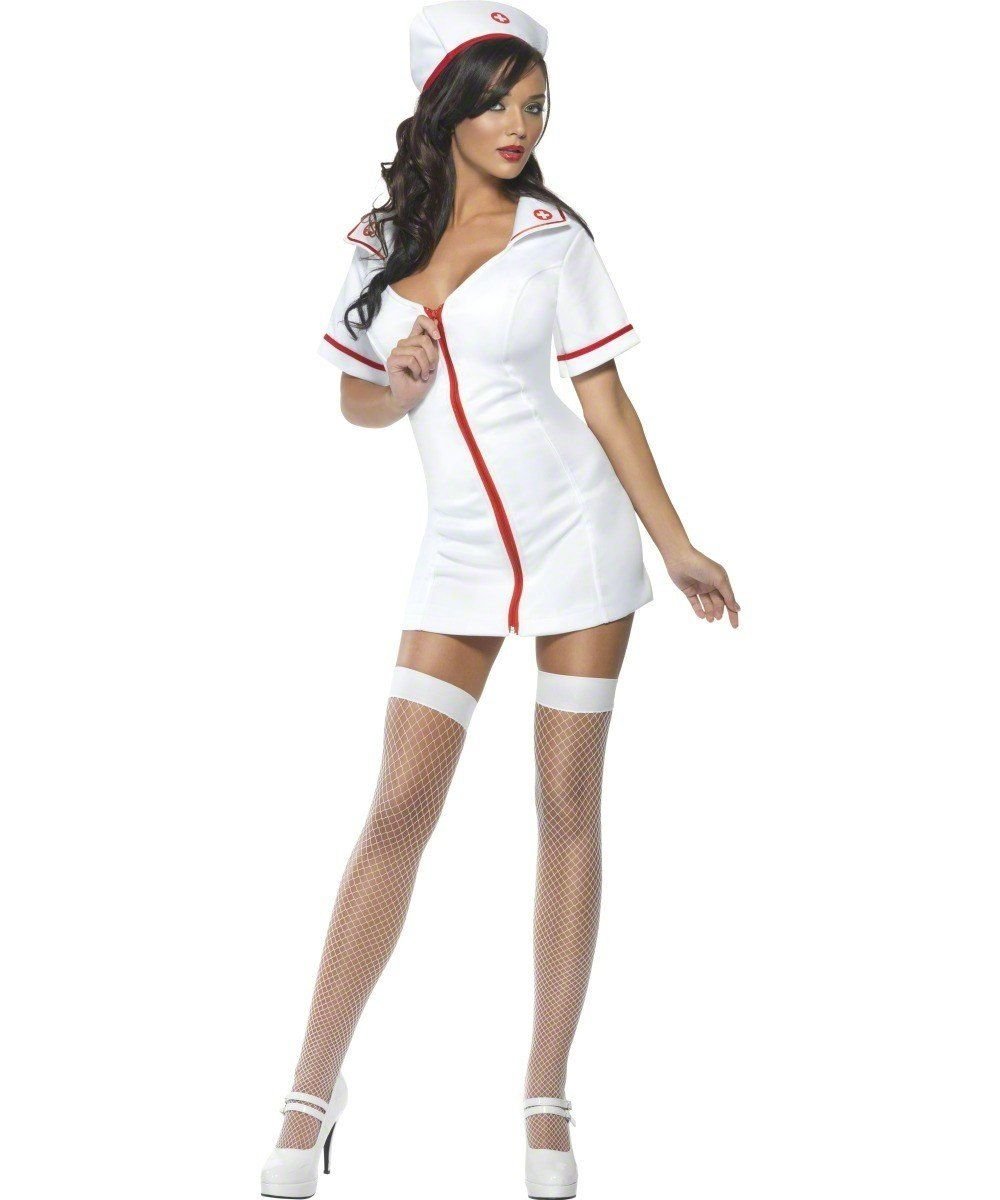 Медсестра в сексуальной униформе выставляет прелести напоказ в апартаментах