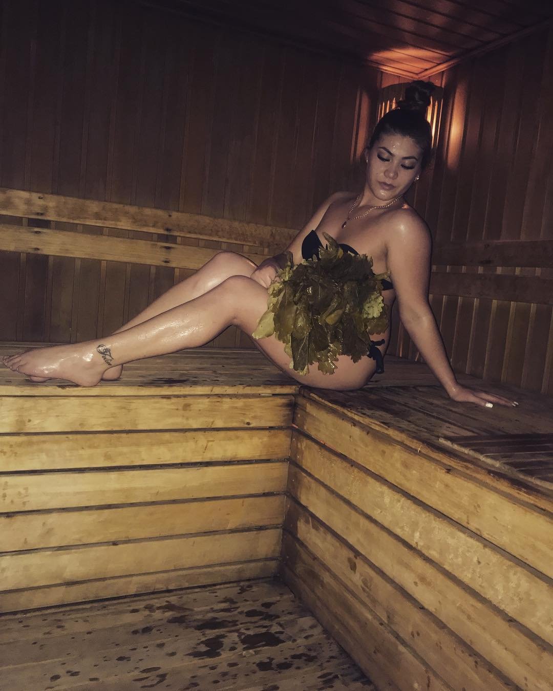 Грудастая брюнетка в сауне- обнаженные фото девушки в деревенской бане