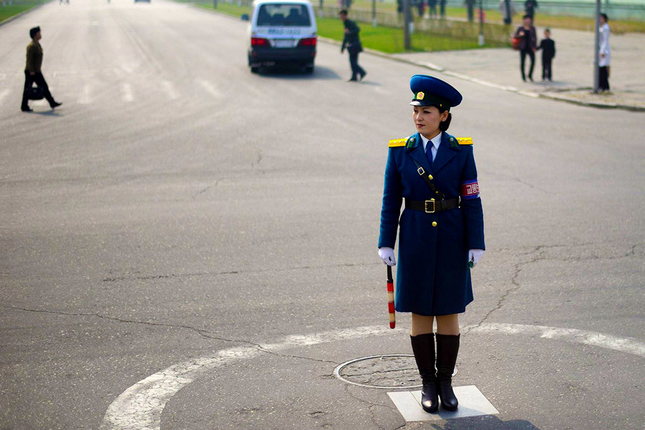 регулировщик в аэропорту