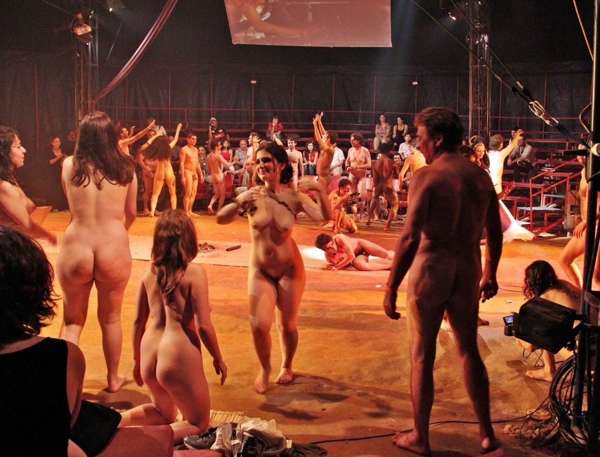 голые мужчины на сцене в театре фото 88
