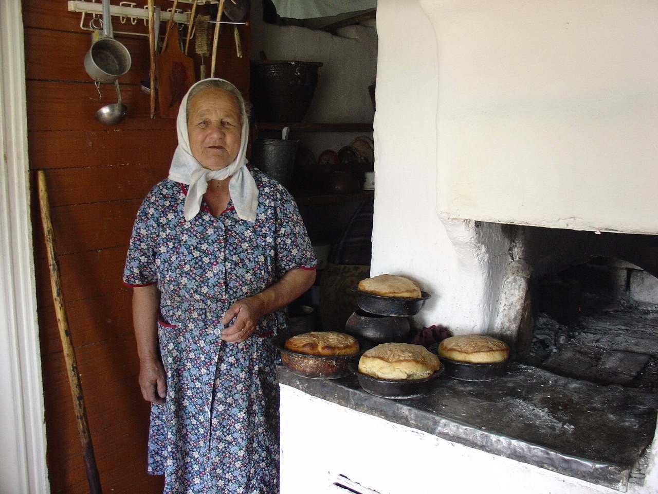 Печена бабка. Бабушка в деревне. Бабушка в деревенском доме. Хлеб у бабушки в деревне. Бабушка в селе.