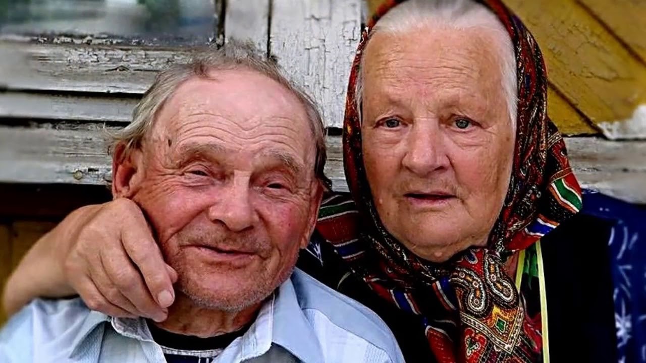 Фото бабушки и дедушки. Фотографии бабушек и дедушек. Пожилые люди в деревне. Российские бабушки и дедушки. Старенькие бабушки и дедушки.