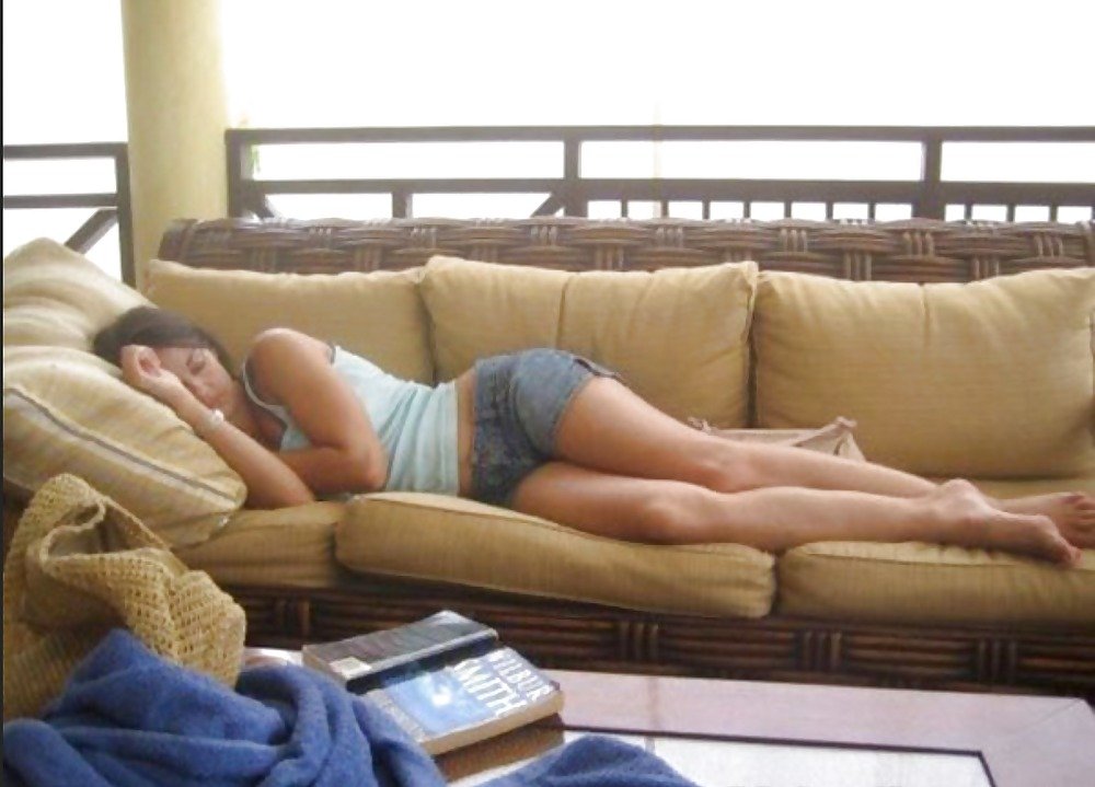Спящие ноги жены. Смешные спящие девушки. Спящие домашнее.
