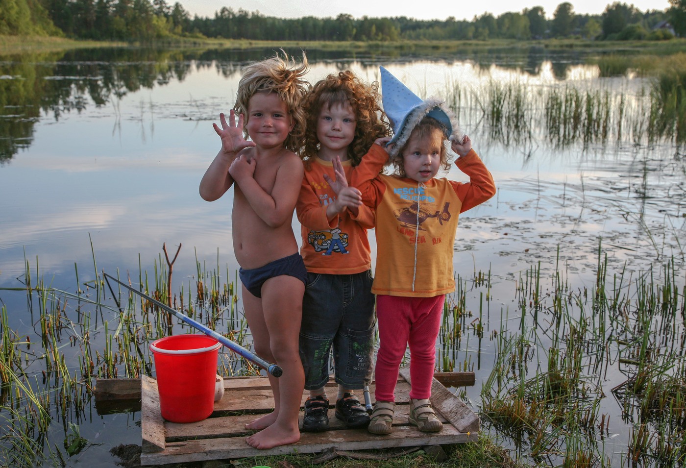 На летних каникулах на даче. Летом на речке. Дети на озере. Дети на речке в деревне. Лето речка.