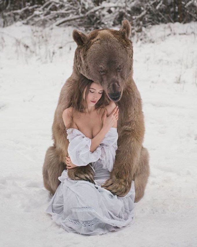 Медведь и женщина - 3000 лучших видео