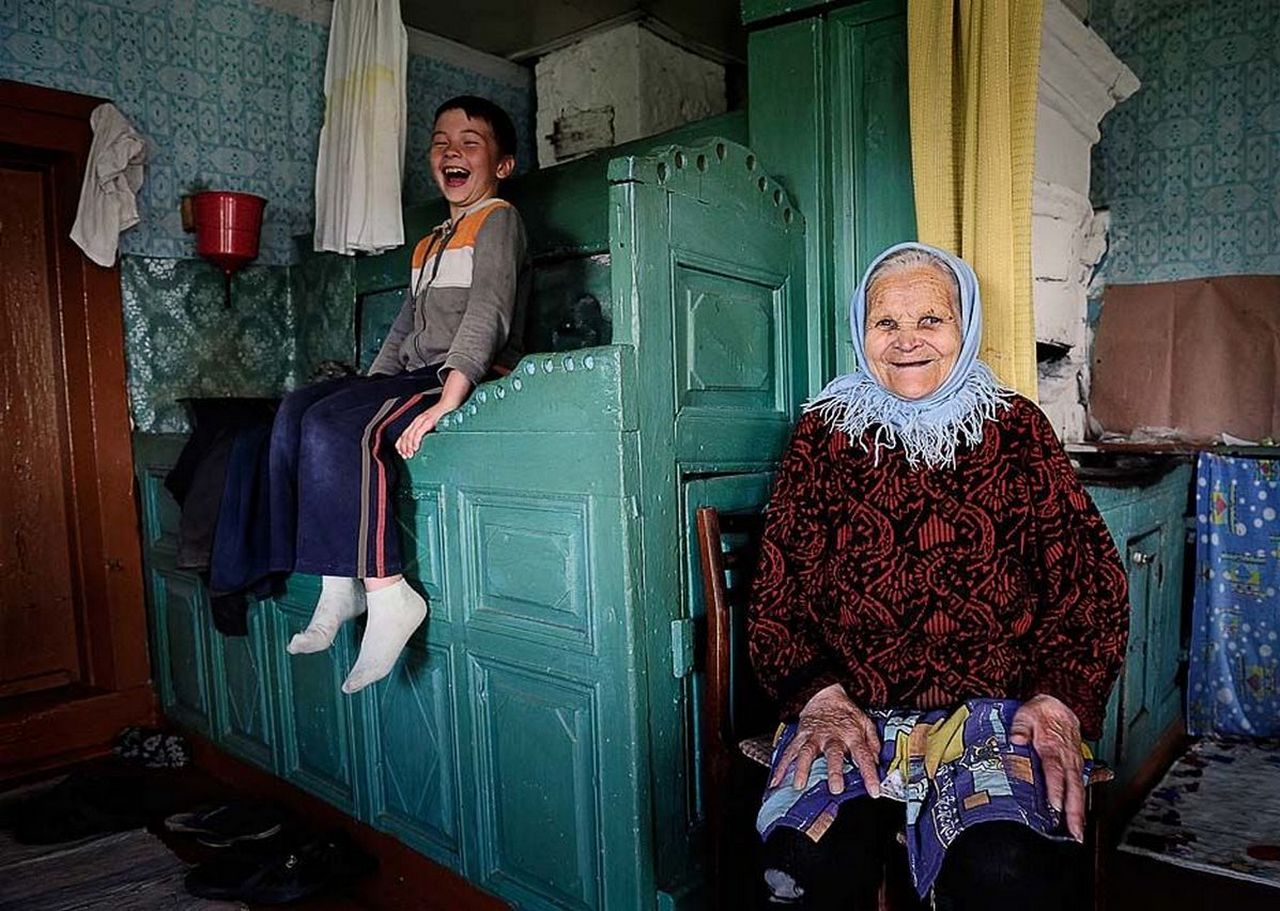 На носки у бабушки пошло 2. Бабушка в деревне. Бабушка в деревенском доме. Дом в деревне с бабулей. Деревенская бабка.