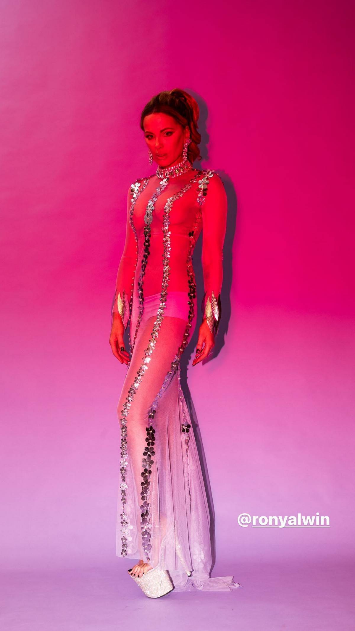 Красотка Кейт в откровенном прозрачном платье » Фаномания - эротика и  приколы