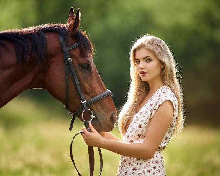 Девушка попала под лошадь и занялась грязным сексом с лошадью