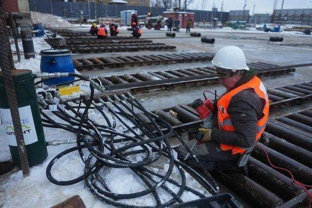 Семьи с детьми в новом ЖК пожаловались на вечно голого любителя порно | Пикабу